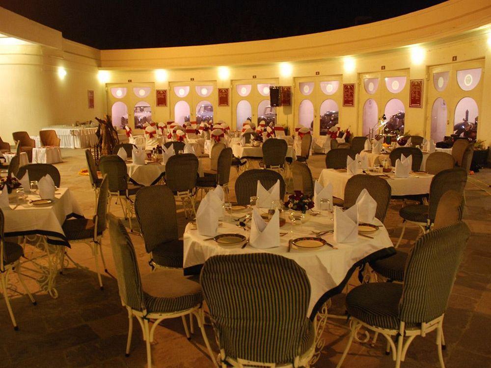 Garden Hotel - Heritage By Hrh Group Of Hotels Udaipur Étterem fotó